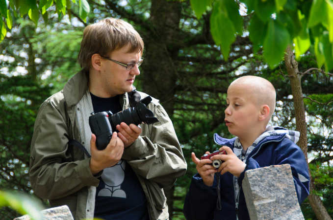 To fotografer udveksler erfaring