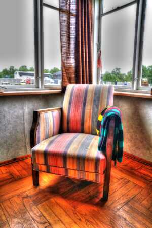 En gammel polstret stol HDR