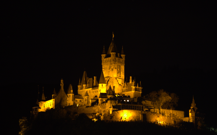 Middelalderborg I Cochem ved Moselfloden.