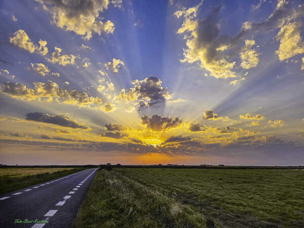 2025 aug 14 solfingre stråler skyer Bjerrumvej (2)-SharpenAI-Motion