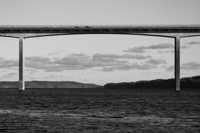 Vejle fjord i sort/hvid og solskind 