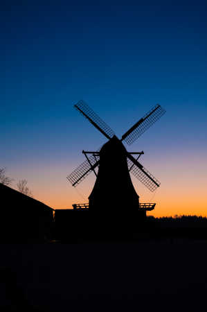 Silhouette af Damgaard mølle 